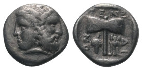 Inseln vor Troas. Tenedos.

 Drachme (Silber). Ca. 450 - 387 v. Chr.
Vs: Janusförmiger Kopf: Weiblicher Kopf und männlicher, bärtiger Kopf rechts....