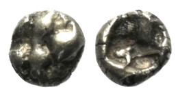Ionien. Ungesicherte Münzstätten.

 1/96 Stater (Elektron). Ca. 600 - 550 v. Chr.
Vs: Ausschnitt eines Löwenkopfes (?) en face.
Rs: Quadratum incu...