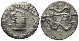 Ionien. Ephesos.

 Cistophor (Silber). Ca. 166 - 160 v. Chr.
Vs: Cista mystica mit halb geöffnetem Deckel, aus der sich eine Schlange herauswindet;...