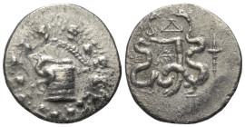 Ionien. Ephesos.

 Cistophor (Silber). 131 / 130 v. Chr. (Jahr 4).
Vs: Cista mystica mit halbgeöffnetem Deckel, aus der sich nach links eine Schlan...
