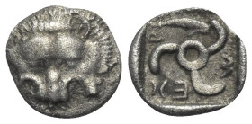 Dynasten von Lykien. Mithrapata (um 380 v. Chr.).

 1/6 Stater (Diobol, Silber). Unbestimmte Münzstätte.
Vs: Löwenfell von vorn.
Rs: Triskeles; im...