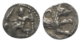 Lykaonien. Laranda.

 Obol (Silber). Ca. 324 / 323 v. Chr.
Vs: Baaltars mit Getreideähre, Weintraube und Szepter nach links thronend.
Rs: Wolfspro...