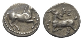 Kilikien. Kelenderis.

 Obol (Silber). Ca. 410 - 375 v. Chr.
Vs: Pferd nach rechts galoppierend.
Rs: Ziege nach links kniend, Kopf nach rechts gew...