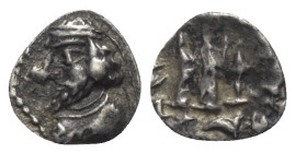 Könige der Persis. Oxathres (1. Jhdt. v. Chr.).

 Obol (Silber).
Vs: Bärtige Büste mit Diadem links.
Rs: König vor brennendem Altar stehend.

10...