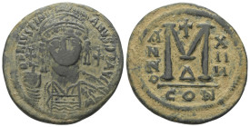 Iustinianus I. (527 - 565 n. Chr.).

 Follis (40 Nummi). Constantinopolis.
Vs: D N IVSTINI-ANVS P P AVC. Büste mit Helm, Diadem, Panzer, Kreuzglobu...