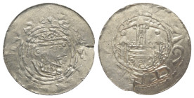 Magdeburg.

 Denar (Silber). 11. Jhdt.
Vs: SCS M]AVRICIVS. Bekrönter bärtiger Kopf rechts.
Rs: +MVGADEB[VRG]. Mauerring mit drei Türmen sowie eine...
