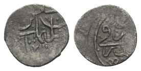 Osmanen. Süleyman I. (926 - 974 H. / 1520 - 1566).

 Medini (Silber). [926 H.]. Mardin.
14 mm. 1,05 g. 

Damali -.
 Äußerst selten, in den Stand...