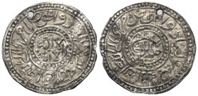 Wallfahrtsmedaillon (Zinn, versilbert).

 Um 1027 H.
Vs: Erster Teil der Shahada; außen Teil der Sura 27: al-Basir.
Rs: Hizbu-allah (= die Partei/...