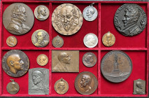 PROSATORI E POETI. Lotto di 35 medaglie.