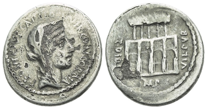 P. Fonteius P. f. Capito. Denarius fouree circa 55, AR 18.60 mm., 2.89 g.
P·FON...