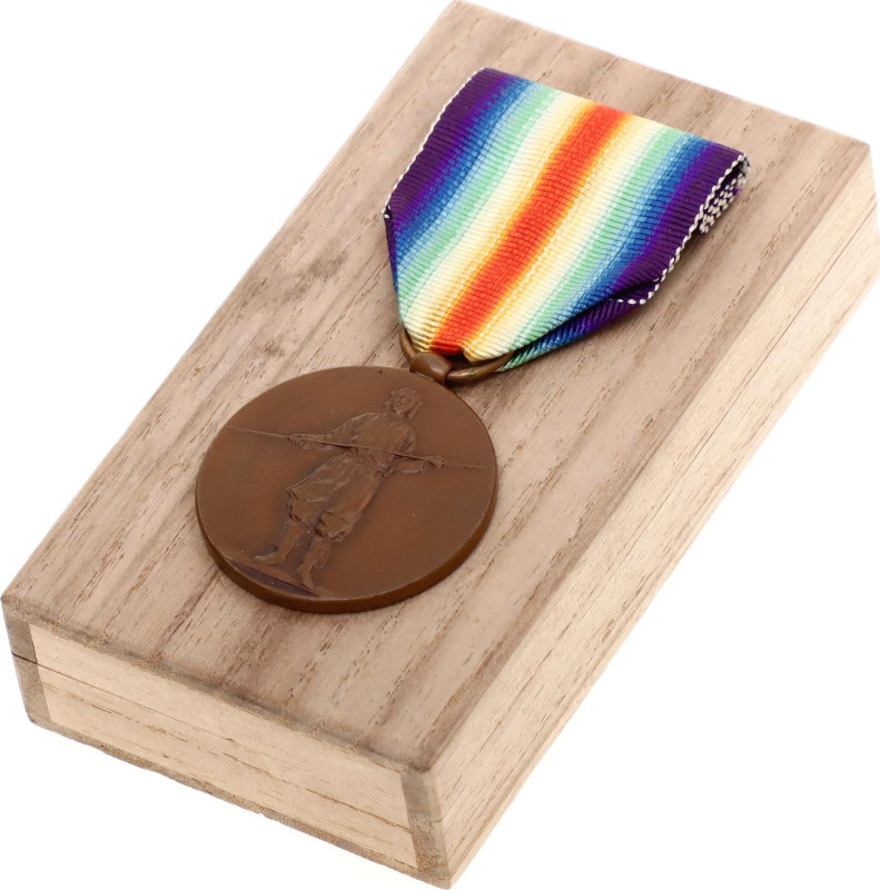 Japan WW I Victory Medal 1920 

Barac# 22, Bronze 36 mm.; With original ribbon...