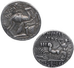 58 a.C. M. Aemilius Scaurus y P. Plautius Hypsaeus. 1 denario. Ag. 3,43 g. M. S)CAVR. AED. CVR. (E)X S. C. REX. ARETAS. El Rey Aretas de rodillas, det...