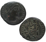 307-336 d.C. Constantino I (307-337). Constantinopla. AE3. RIC VII, 32. Ve. 3,18 g. CONSTANTINVS MAX AVG; Busto diademado, drapeado y acorazado a la d...