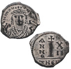 582-602 d.C. Mauricio Tiberio. Antioquía. Decanummium. bronce. 2,37 g. Busto coronado de frente, vestido con túnica consular y sosteniendo mappa y cet...