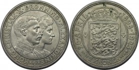 Europäische Münzen und Medaillen, Dänemark / Denmark. Christian X. & Alexandrine. Silberhochzeit. 2 Kroner 1923, Silber. KM 821. Fast Stempelglanz