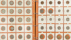 Coins Netherlands in albums - Collection Juliana & Beatrix, also various Wilhemina coins, medals and a few banknotes