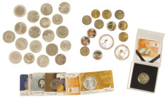 Coins Netherlands in boxes: Euros - Box with 2, 5 and 10 Euro coins in Proof and Coincard, supplemented by euro coins with enameled images