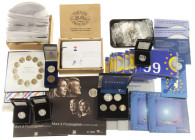 Coins Netherlands in boxes: Euros - Box with Gulden and Euro products KNM, post-war base metal coins and some miscellaneous