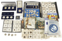 Coins Netherlands and Oversea in boxes - Box with various coins Netherlands and Overseas in albums, cassettes, sets etc. aw. Juliana silver and VOC se...