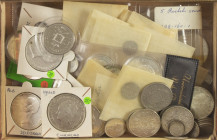 Coins Netherlands and Oversea in boxes - Box with mainly silver coins Netherlands, Curacao, Neth. Antilles and world a.w. Rijksdaalders Willem II-III
