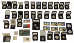 Coins Netherlands and Oversea in boxes - Collection products Royal Dutch mint incl. commemorative10 & 50 Guldens, medals, Dukaten etc. Netherlands, Ar...
