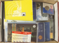 Coins Netherlands and Oversea in boxes - Shoebox with Duth en overseas coin sets