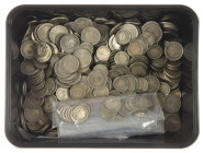 Coins Netherlands Oversea in boxes - Box with approx. 1,7 kilo silver 10 and 25 cent coins Neth. Antilles