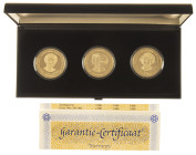 Medals in boxes - Netherlands - Monumunt Set containing three golden medals related to the succession of Beatrix on September 6, 1980 - each 36 grams ...