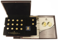 Medals in boxes - Netherlands - Cassette 'Willem-Alexander geportretteerd door beroemde medailleurs' - 14 medals 21 mm 3,49 gram gold .585