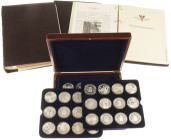 Medals in boxes - Netherlands - Wooden cassette 'Nederland in oorlog' containing 36 large format silver medals and documentation
