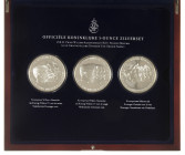 Medals in boxes - Netherlands - HNM-set 'Officiële Koninklijke 5-Ounce Zilverset' containing 3 large silver medals (each 155,5 gram .999) - Proof in o...
