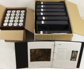 Medals in boxes - Netherlands - Collection 'Meesterwerken van het Rijksmuseum' in 5 cassettes containing in total 195 silvered and coloured medals - w...