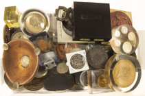 Medals in boxes - Netherlands - Lot with appr. 16 kilo various medals Netherlands and world, mainly larger size, also some coins, 2 ashtays with coins...