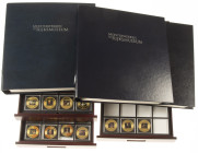 Medals in boxes - Netherlands - Three cassettes 'Rijksmuseum Herdenkingsuitgiften' containing in total 103 gilt and partially coloured medals - with d...