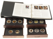 Medals in boxes - Netherlands - Collection 'Masterpieces' in 4 cassettes containing in total ca. 78 silvered and coloured medals - with documentation
