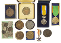 Medals in boxes - Netherlands - Lot various medals, some related to The Hague a.w. 1928/1949 'Beloningspenning van de gemeente 's-Gravenhage' door C.J...