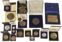 Medals in boxes - Netherlands - Large lot bronze medals incl. 1983 Opening Hembrugtunnel, VPK 1940 Marnix van St. Aldegonde, 1970 Elsevier, 1944 Slag ...