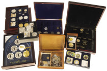 Medals in boxes - Netherlands - Box with various collections and single medals, ca. 68 modern pieces, partially in cassettes, added some coins and wat...