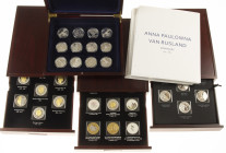Medals in boxes - Netherlands - Four cassettes 'Beatrix', 'Graven van Nassau', 'Maxima 15 jaar', 'Stadhouders Oranje-Nassau' etc. containing in total ...