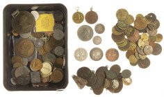 Medals in boxes - Netherlands - Box of medals incl. 'Vrede van Nijmegen 1697', 'Strooipenning 1813' silver, 'De held van Waterloo', Rhode Island token...
