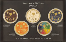Medals in boxes - Netherlands - Cassette containing five Koninklijke Hollandse Ponders 2021 'Maxima 50 jaar' - gilt and coloured - each 250 pieces str...