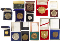 Medals in boxes - Netherlands - Lot of 13 University medals in boxes jubilees etc. incl. Helsinki, Tokyo, Bukarest, Haifa, Cairo etc. - some silver
