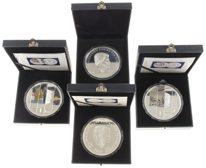 Medals in boxes - Netherlands - Four cassettes with large format medals 'Willem-...