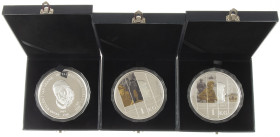 Medals in boxes - Netherlands - Three cassettes with large format medals '2020 Wilhelmina krijgshaftig in oorlogstijd', '2019 75 jaar D-Day' and '450 ...