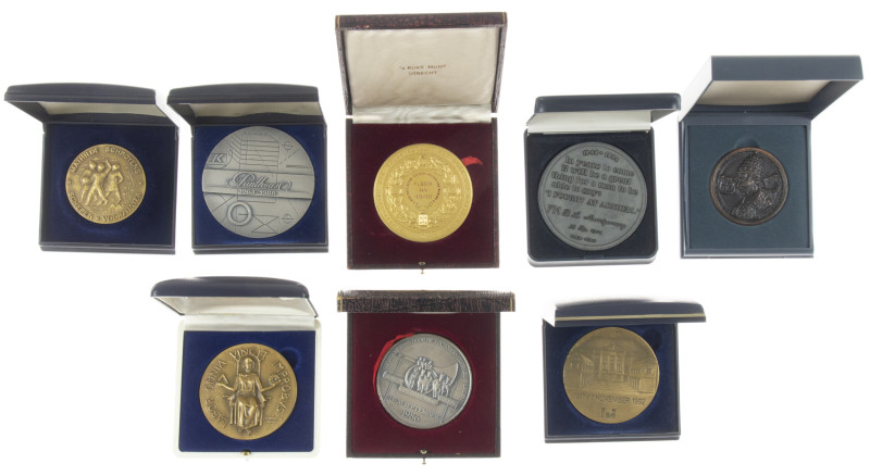 Medals in boxes - Netherlands - Lot of 8 medals in boxes incl. 'Herdenking Slag ...