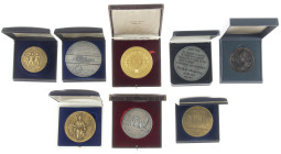 Medals in boxes - Netherlands - Lot of 8 medals in boxes incl. 'Herdenking Slag om Arnhem 1984', '35 Jaar stedelijke schoolkoloniën 1976', 'Pausbezoek...