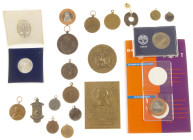 Medals in boxes - Netherlands - Lot of medals incl. 'Begrafenis Paul Krüger 1904', 'Schoolkinderpenning herdenking Den Briel 1922', 'Voor trouwen dien...