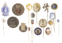 Medals in boxes - Netherlands - Lot of 18 pins and badges incl. Volksweerbaarheid, KNWB, Leeghwater 1612-1912 and Universiteits Vtouwenkliniek