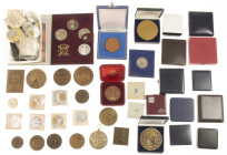 Medals in boxes - Miscellaneous - Box with medals various medals Netherlands and world, mostly modern inspection needed