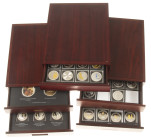 Medals in boxes - Miscellaneous - Box with 5 wooden cassettes full with modern medals, approx 100 pcs.